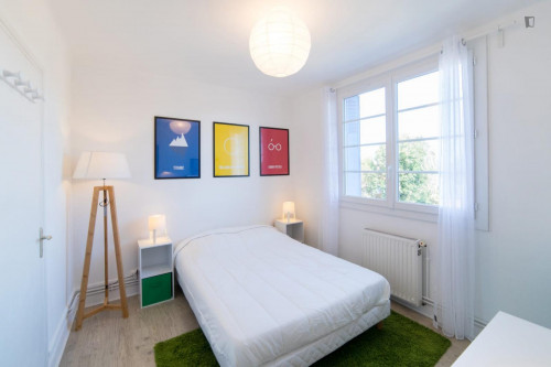 Luminous double bedroom in a 4-bedroom apartment near Saint Agne-SNCF transport station