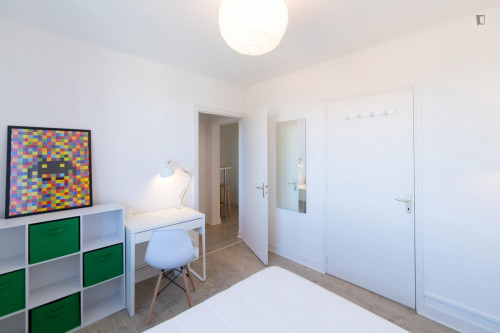 Luminous double bedroom in a 4-bedroom apartment near Saint Agne-SNCF transport station
