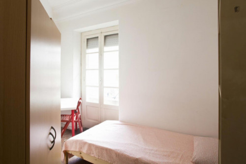 Nice single bedroom in Arroios