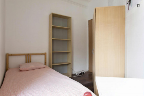 Nice single bedroom in Arroios