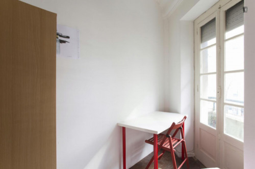 Nice single bedroom in Arroios