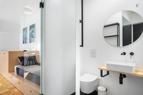 Amazing single ensuite bedroom not too far from Politécnico de Leiria