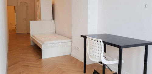 Nice single bedroom close to Subway station Hermannplatz