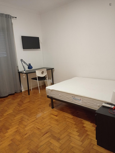 Double bedroom, with balcony, in 6-bedroom apartment