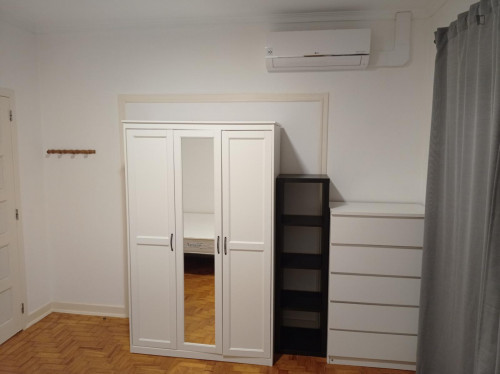 Double bedroom, with balcony, in 6-bedroom apartment