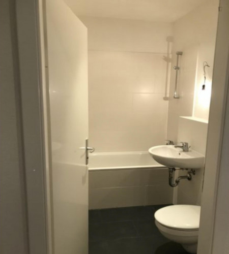 Cute single bedroom in a 3-bedroom apartment near Stellingen train station