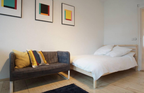 Spacious double bedroom in Adlershof