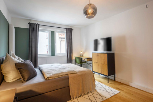 Fancy Elegant double bedroom in a 3-bedroom apartment in Untertürkheim