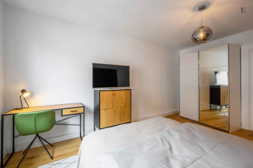 Fancy Elegant double bedroom in a 3-bedroom apartment in Untertürkheim