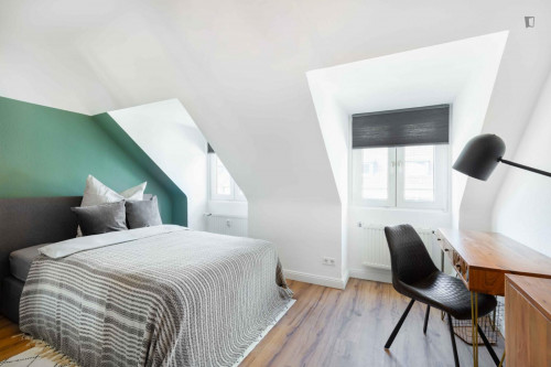 Appealing Elegant double bedroom in a 4-bedroom apartment in Pempelfort