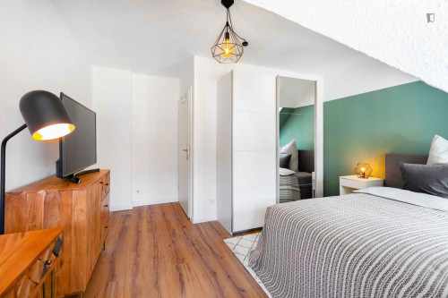 Appealing Elegant double bedroom in a 4-bedroom apartment in Pempelfort