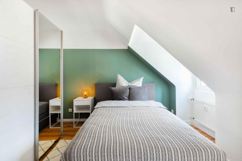 Appealing Elegant double bedroom in a 4-bedroom apartment in Pempelfort