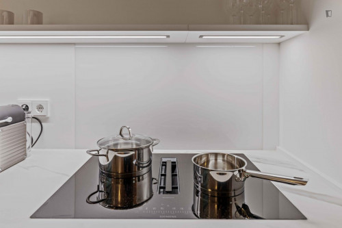 Warm single bedroom behind Munich Business School