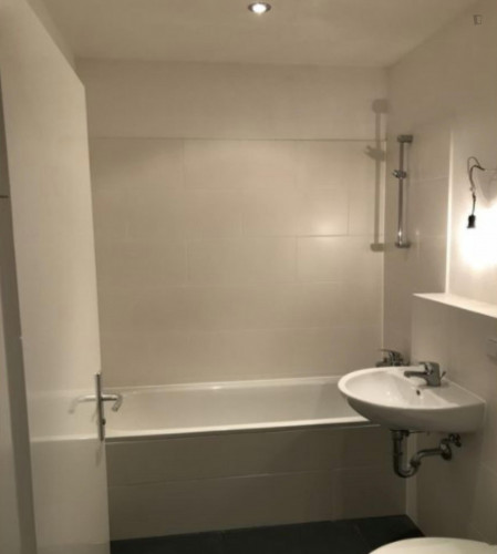 Amazing single bedroom in a 3-bedroom apartment near Stellingen train station - Gallery - 5