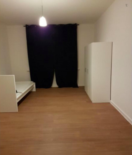 Amazing single bedroom in a 3-bedroom apartment near Stellingen train station