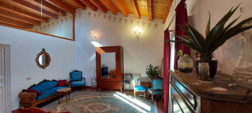 Large cozy double bedroom with private balcony in Palermo's historic center - Gallery - 23