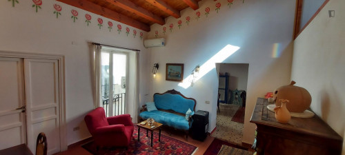 Large cozy double bedroom with private balcony in Palermo's historic center - Gallery - 10