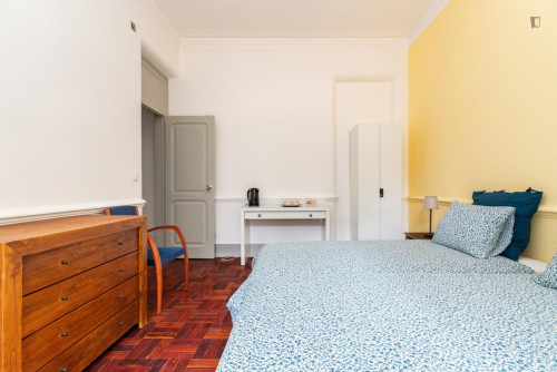 Sunny twin ensuite bedroom in Arroios