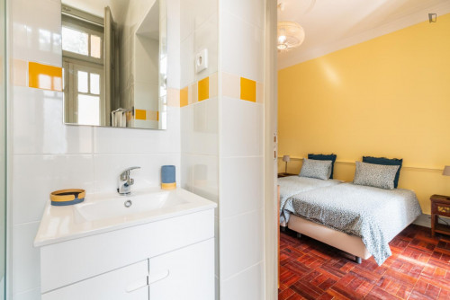 Sunny twin ensuite bedroom in Arroios - Gallery - 15
