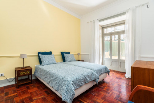 Sunny twin ensuite bedroom in Arroios