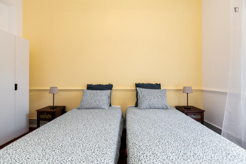 Sunny twin ensuite bedroom in Arroios - Gallery - 8