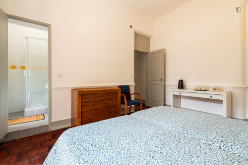 Sunny twin ensuite bedroom in Arroios - Gallery - 5