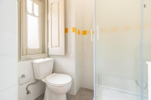 Sunny twin ensuite bedroom in Arroios - Gallery - 14