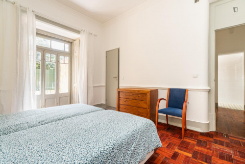 Sunny twin ensuite bedroom in Arroios