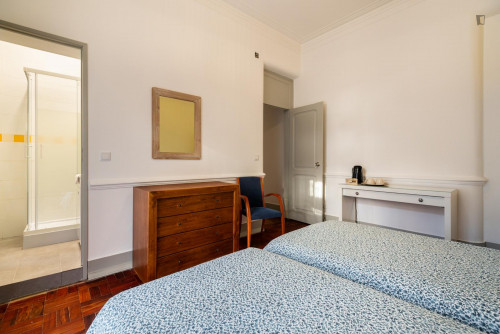 Sunny twin ensuite bedroom in Arroios - Gallery - 9