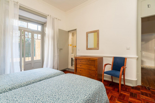 Sunny twin ensuite bedroom in Arroios - Gallery - 12
