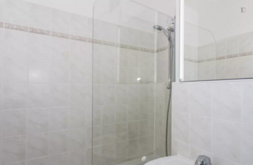 Charming double bedroom in a 4-bedroom apartment near Betriebsbahnhof Berlin-Schöneweide train station - Gallery - 13