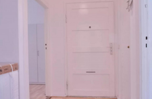 Bright single bedroom in a 3-bedroom apartment near U Grenzallee (Berlin) transport stop