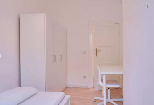 Bright single bedroom in a 3-bedroom apartment near U Grenzallee (Berlin) transport stop - Gallery - 10