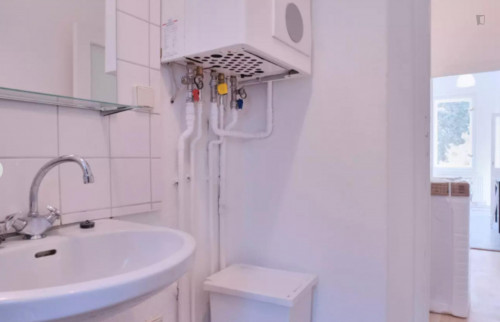 Bright single bedroom in a 3-bedroom apartment near U Grenzallee (Berlin) transport stop - Gallery - 8