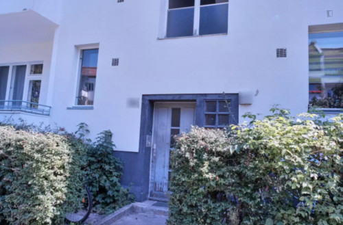 Bright single bedroom in a 3-bedroom apartment near U Grenzallee (Berlin) transport stop