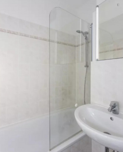 Ample double bedroom in residential Adlershof - Gallery - 8