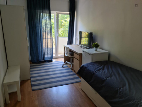 Welcoming single bedroom with a balcony, near the Oeiras train station