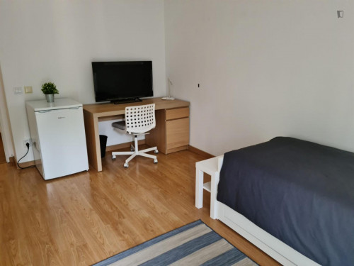 Student-friendly single bedroom with a balcony, in Oeiras