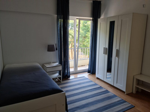 Student-friendly single bedroom with a balcony, in Oeiras