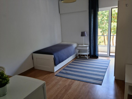 Student-friendly single bedroom with a balcony, in Oeiras