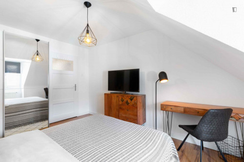 Fancy Elegant double bedroom in a 4-bedroom apartment in Pempelfort