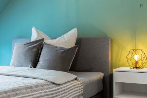 Fancy Elegant double bedroom in a 4-bedroom apartment in Pempelfort