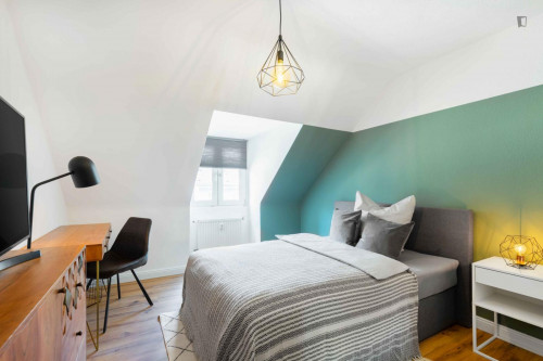 Fancy Elegant double bedroom in a 4-bedroom apartment in Pempelfort