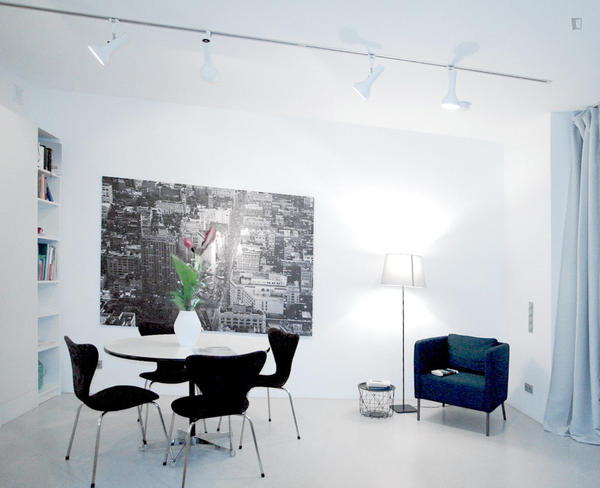 1-bedroom apartment, with outdoor area