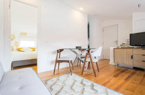 LOVELY 1-Bedrom close to ISEG, IADE and Chiado. Premium location!