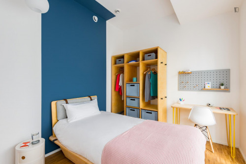 Luminous double bedroom in Westend