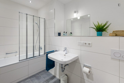 Luminous double bedroom in Westend - Gallery - 6