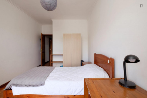 Spacious and cozy bedroom, with private balcony in a student apartment, Coimbra
