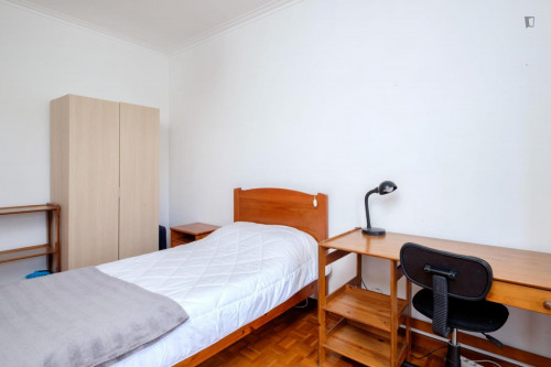 Spacious and cozy bedroom, with private balcony in a student apartment, Coimbra