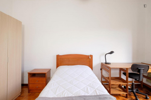 Spacious and cozy bedroom, with private balcony in a student apartment, Coimbra